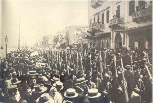 Tropas griegas marchando por la ciudad de Esmirna en 1919