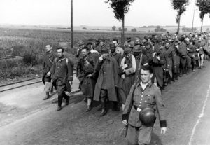 Alemanes escoltan soldados franceses capturados